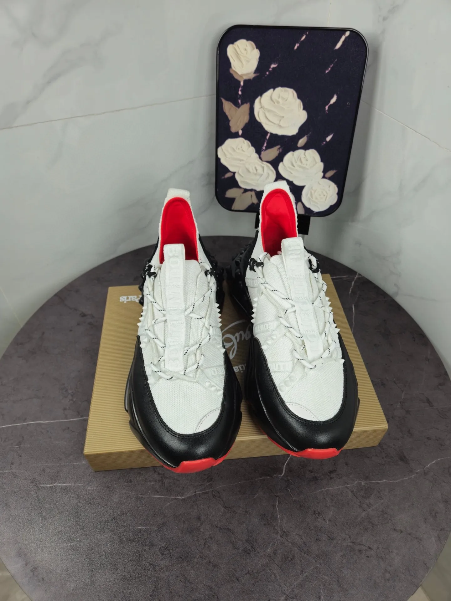 💰¥680 Original item from trendy brand Chri*stian loubou*tin, the latest series of CL red-soled shoes for casual couples. The upper is made of imported Lycra + high-density breathable fly weave, and the environmentally friendly high-elastic suction mold pad will never delaminate. The outsole is made of super non-slip and wear-resistant PU + vacuuming. Two-color combination Size: Female 35-43 Male 38-47 Comes with handbag, card, shoehorn" full package (Female 41 42 43 men 46 47 customized)